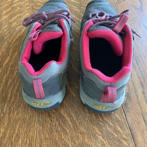 Almost new size 8 women’s Keen shoes.